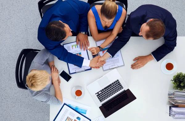 Gente de negocios sentada y discutiendo en la reunión, en la oficina — Foto de Stock