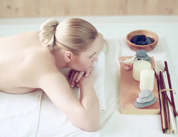 Hermosa joven recibiendo masaje de spa, tumbado en el salón —  Fotos de Stock