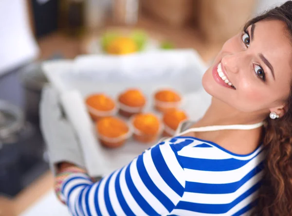 Femme fait des gâteaux dans la cuisine — Photo