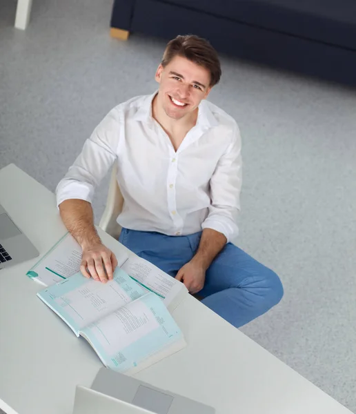 Young businessman working in office, sitting at desk — Stock Photo, Image