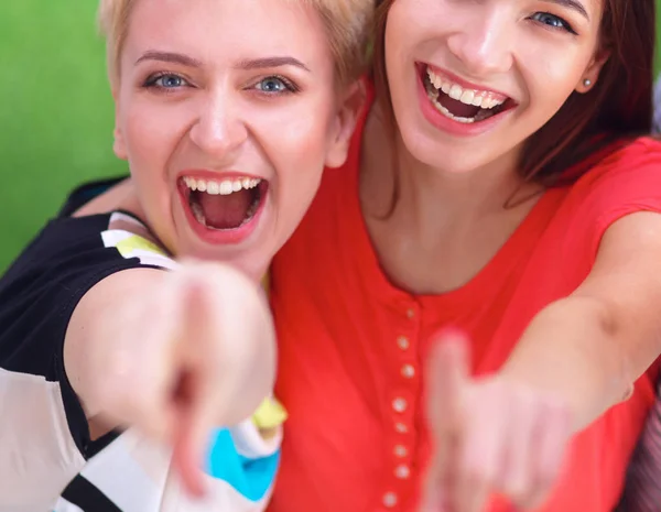 Três meninas felizes apontando os dedos para você escolher — Fotografia de Stock