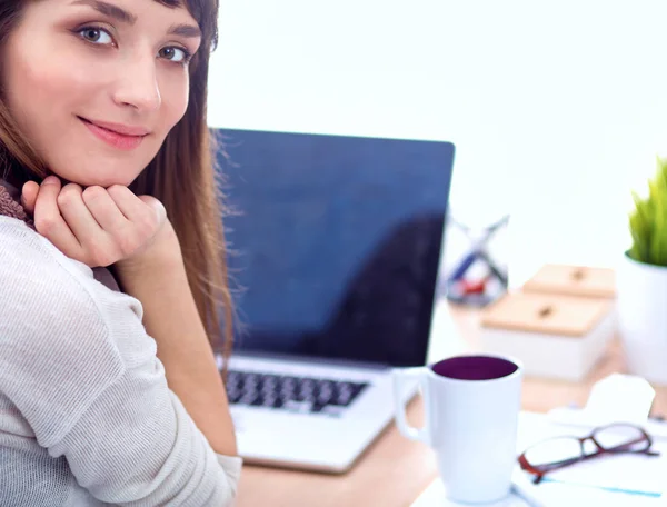 Ritratto di donna seduta alla scrivania con un computer portatile — Foto Stock