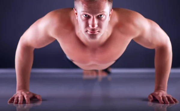 健身男人做推 ups 在地板上 — 图库照片