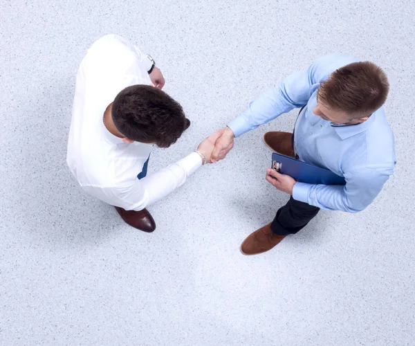 Uomini d'affari che siedono e discutono alla riunione di lavoro, in ufficio — Foto Stock