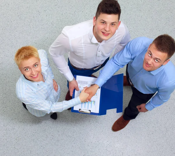 Zakenmensen zitten en discussiëren op zakelijke bijeenkomst, in functie — Stockfoto