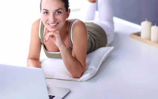 Attraente ragazza caucasica sdraiata sul pavimento — Foto Stock