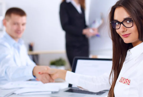 Zakenmensen zitten en discussiëren op zakelijke bijeenkomst, in functie — Stockfoto