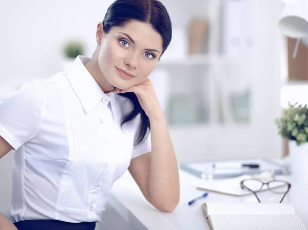 Attraente donna d'affari seduta sulla scrivania in ufficio — Foto Stock