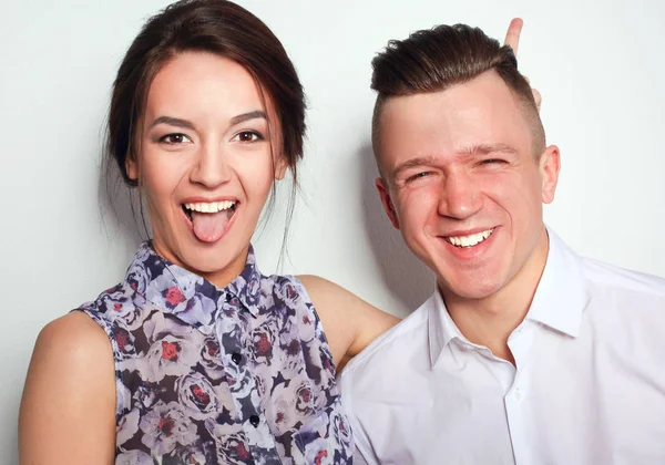 mutlu genç çift ayakta birlikte