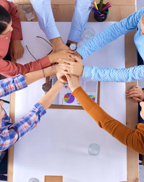 Gente de negocios sentada y discutiendo en la reunión de negocios, en la oficina — Foto de Stock