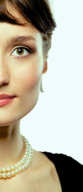 Beyaz arka plan üzerinde izole, güzel bir kadın portresi