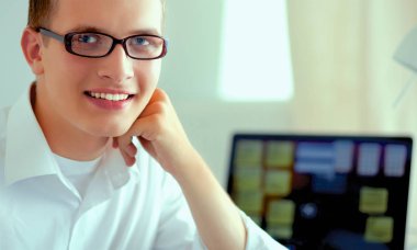 Genç işadamı ofiste masa oturarak çalışma