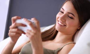 güzel bir kadın onun oturma odasında kanepede karışıklık gönderme yalan