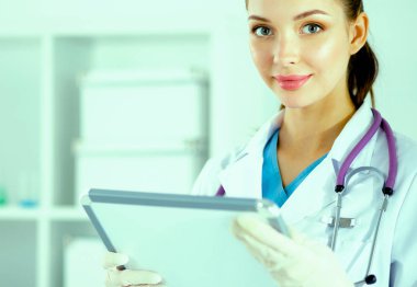 Kadın doktor hastanede dosyayla bekliyor.