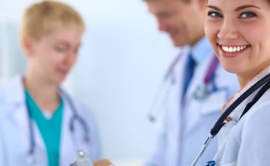 Tıp grubunun önünde çekici bir kadın doktor.