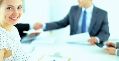 İş adamları el sıkışıyor, toplantıyı bitiriyor.