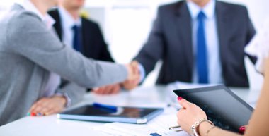 İş adamları el sıkışıyor, toplantıyı bitiriyor.