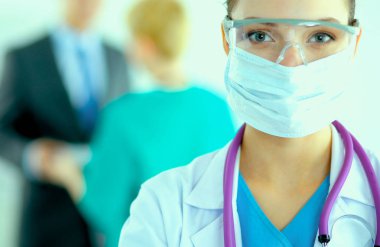 Kadın doktor hastanede steteskopla dikiliyor.
