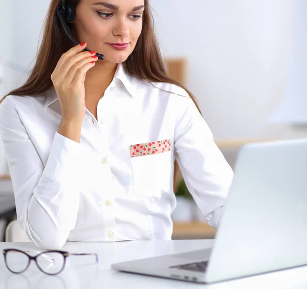 Jolie femme d'affaires assise sur le bureau dans le bureau — Photo