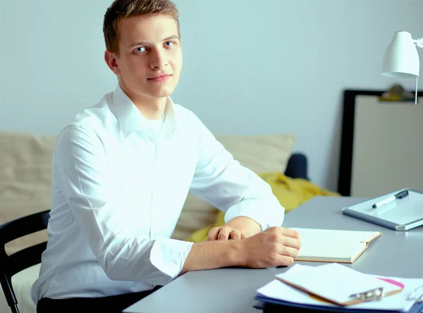Ung affärsman arbetar på kontor, sitter nära skrivbord — Stockfoto