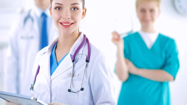 Médica atraente na frente do grupo médico — Fotografia de Stock