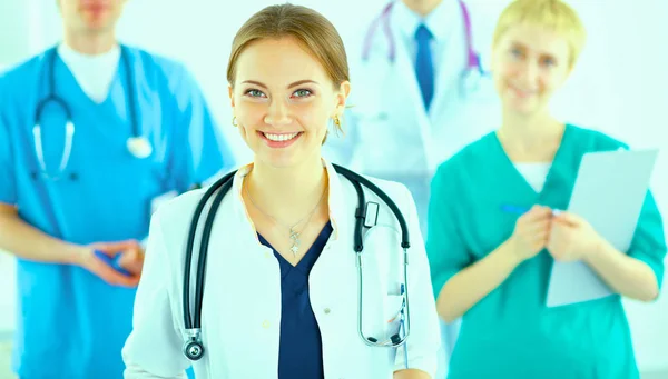 Atractiva doctora delante del grupo médico —  Fotos de Stock