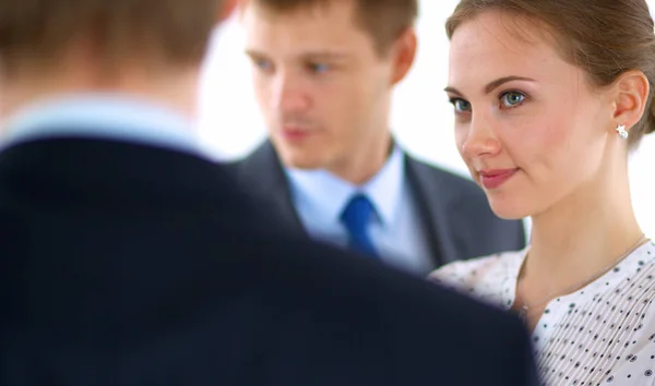 Zakenvrouw schrijven op flipchart terwijl het geven van presentatie aan collega 's in het kantoor — Stockfoto