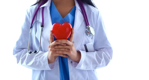 Kalbi tutan steteskoplu bir doktor, beyaz arka planda izole edilmiş. — Stok fotoğraf