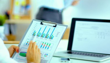 İş adamları iş toplantısında, ofiste oturup tartışıyorlar.