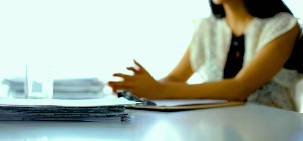 Frau mit Dokumenten auf dem Schreibtisch — Stockfoto