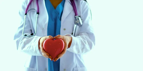 Médico con estetoscopio que sostiene el corazón, aislado sobre fondo blanco — Foto de Stock