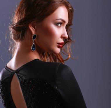 Siyah elbiseli, akşam makyajlı güzel bir kadın.