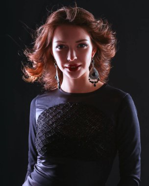 Siyah elbiseli, akşam makyajlı güzel bir kadın.