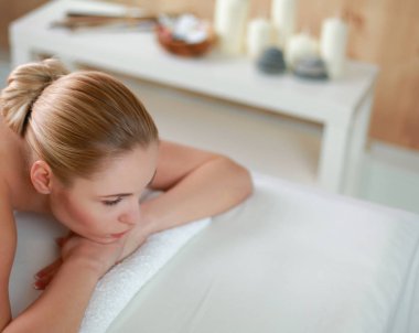 Güzel genç bir kadın masaj yaptırıyor, kuaförde yatıyor.