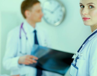 Doktor ve cerrah, muayenehanede röntgen analizi yapıyor.