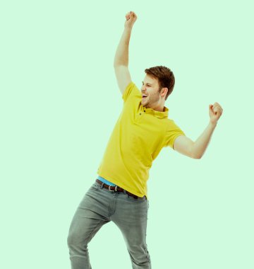 boş işaretçi tutan genç gülümseyen adam