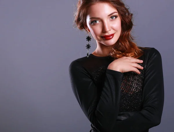 Mooie vrouw met avond make-up in zwarte jurk — Stockfoto