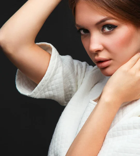 Portret van een mooie vrouw, geïsoleerd op zwarte achtergrond — Stockfoto