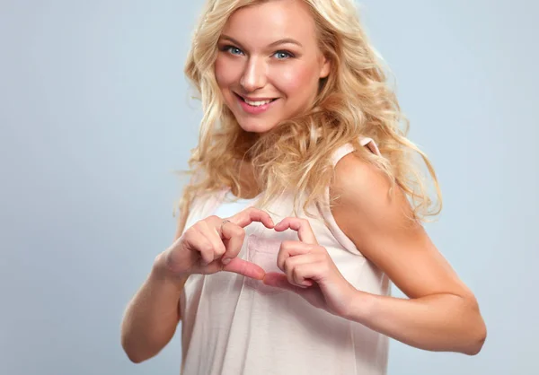 Chica sonriente en camisas blancas mostrando el corazón con las manos —  Fotos de Stock