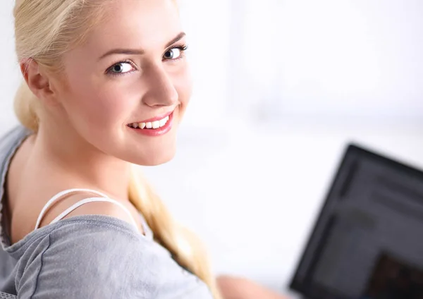 Jovem mulher bonita usando um computador portátil em casa — Fotografia de Stock