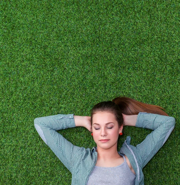 Relaxed woman lying on the grass — Stock Photo, Image