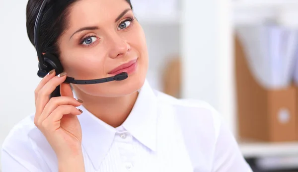 Retrato de primer plano de un agente de servicio al cliente sentado en la oficina — Foto de Stock