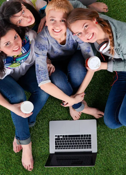 Група молодих студентів, які використовують ноутбук разом — стокове фото