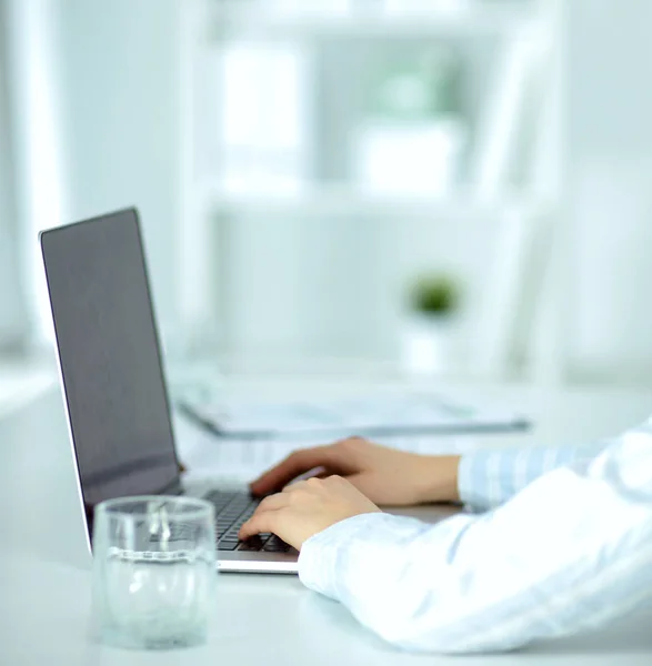 Young businessman working in office, sitting at desk — Stock Photo, Image