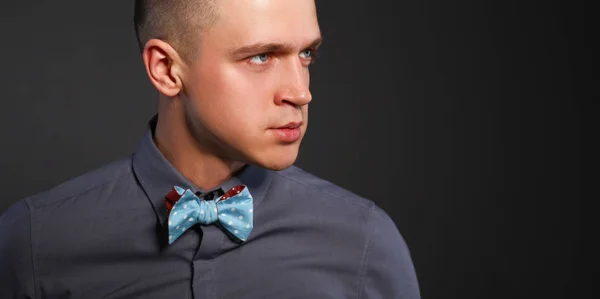 Studio Mode Porträt junger Mann, isoliert auf schwarzem Hintergrund — Stockfoto