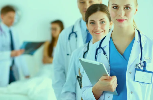 Retrato de grupo sorrindo colegas de hospital de pé juntos — Fotografia de Stock