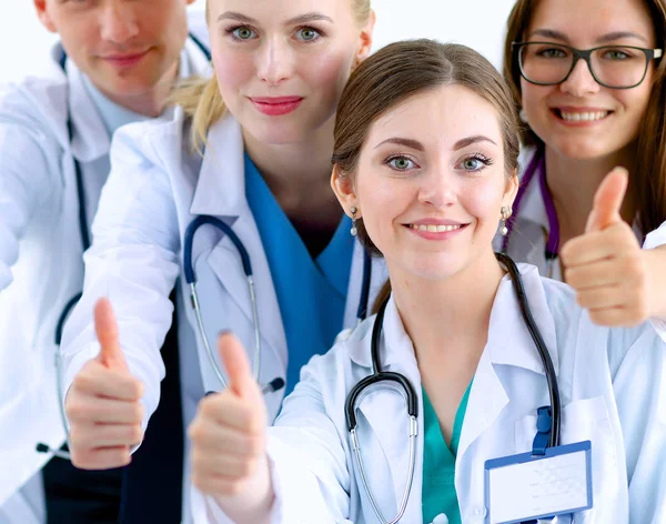 Retrato da equipe de médicos mostrando polegares para cima — Fotografia de Stock