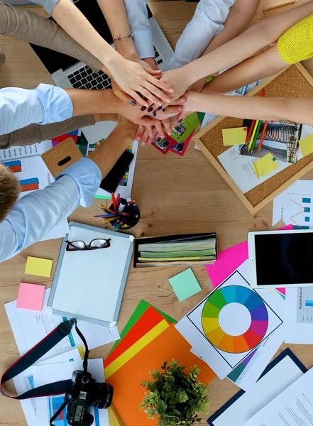 Equipo empresarial con las manos juntas - conceptos de trabajo en equipo — Foto de Stock