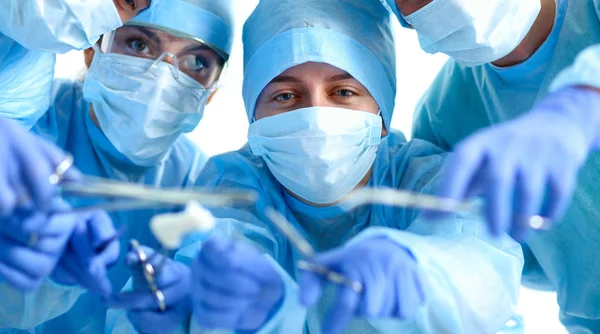 Equipe de cirurgia jovem na sala de cirurgia — Fotografia de Stock