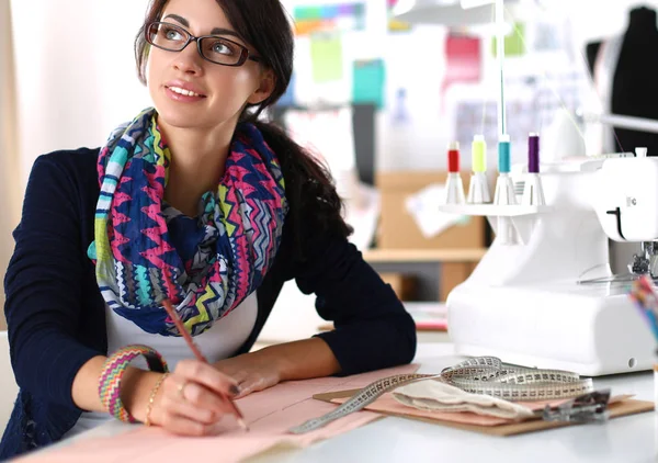 Ruhatervező nő tervezése ruha minta papíron — Stock Fotó
